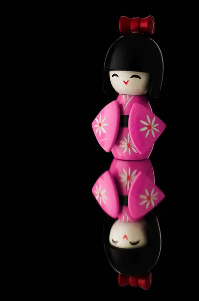 Japonesa kokeshi muñeca aislado en negro — Foto de Stock