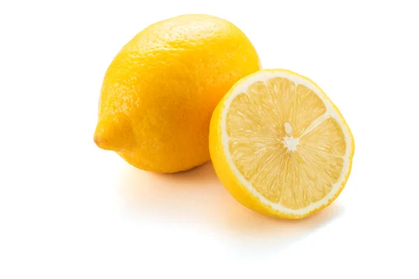 Cítricos de limón amarillo con fruta de limón medio aislado en whit — Foto de Stock