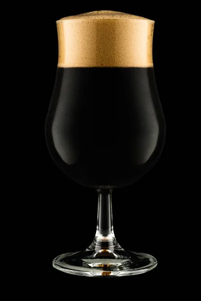黒い背景に分離した黒ビールのグラス — ストック写真