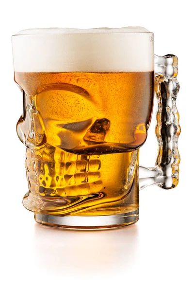 Tazza di vetro a forma di teschio con birra isolata su sfondo bianco — Foto Stock