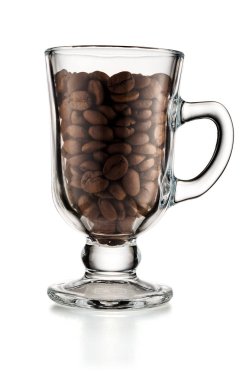 Beyaz arka plan üzerinde izole İrlanda kahvesi cam kupa