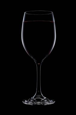 Siyah arka plan üzerine izole bir bardak kırmızı şarap