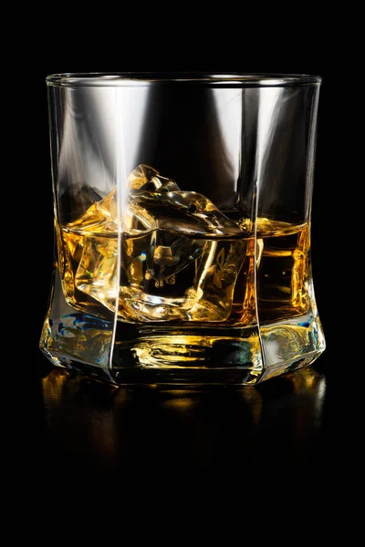 一杯的威士忌在黑色背景上孤立 — 图库照片