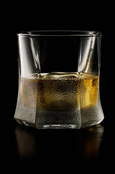 Стакан виски изолирован на черном фоне — стоковое фото