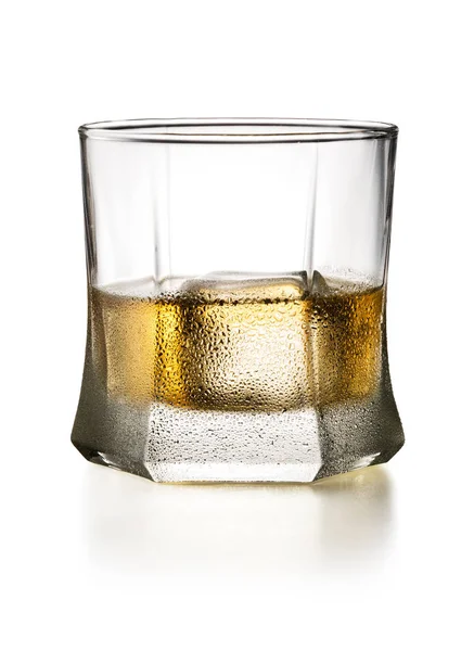 Стакан виски изолирован на белом фоне — стоковое фото