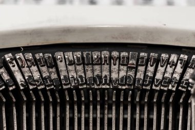 Metal parçalar ve retro daktilo unsurları ile arka plan