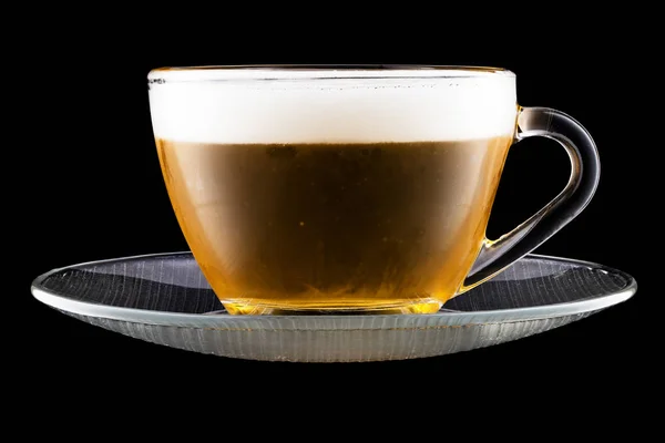 Spodek i filiżanka herbaty z piwem izolowane na czarnym tle — Zdjęcie stockowe