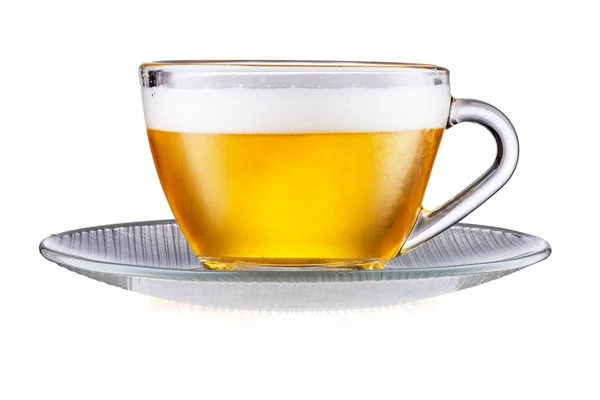 Piattino e tazza di tè con birra isolata su sfondo bianco — Foto Stock