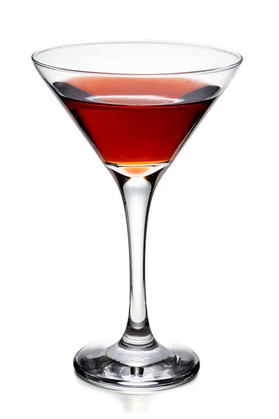 Martini bardağındaki kırmızı içecek beyaz arka planda izole edildi