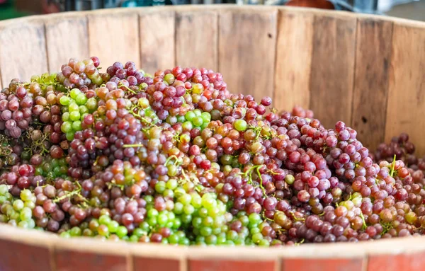 Bir Ahşap Varil İçinde Şarap Üzümleri Brunch 'ı — Stok fotoğraf