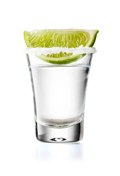 Tequila Glass Shot Con Rebanada Cal Borde Salado Aislado Sobre — Foto de Stock