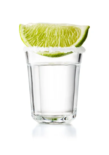 Tequila Glass Shot Con Rebanada Cal Borde Salado Aislado Sobre — Foto de Stock