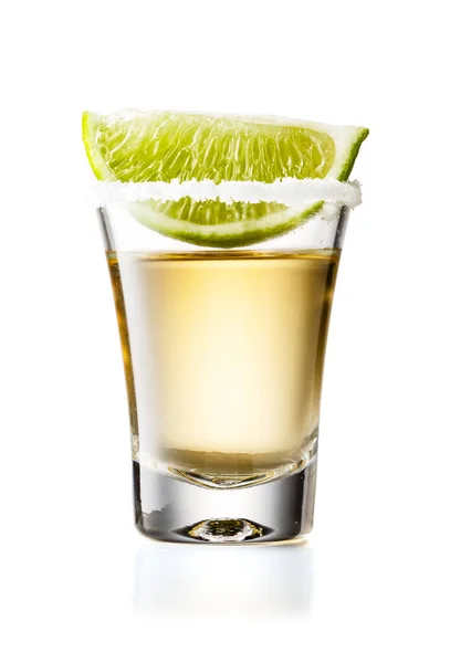 Tequila Oro Tiro Cristal Con Rebanada Cal Borde Salado Aislado — Foto de Stock
