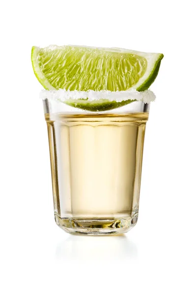 Tequila Oro Tiro Cristal Con Rebanada Cal Borde Salado Aislado — Foto de Stock