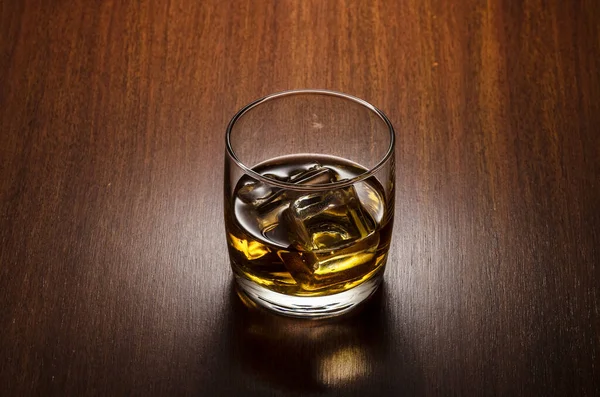 Glas Whisky Klipperne Placeret Midten Sammensætningen Isoleret Træbaggrund Med Klipning - Stock-foto