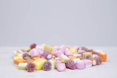 Çeşitli yumuşak ve sıkı şekerler Grey yığını