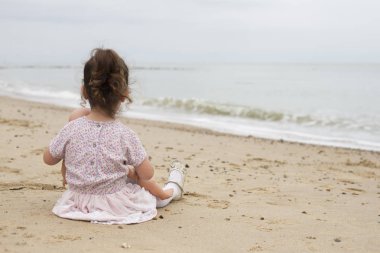 Denize bakan genç kız