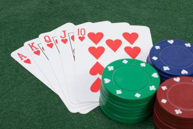 Yükü yığılmış poker fişleri görünümünü kapatın