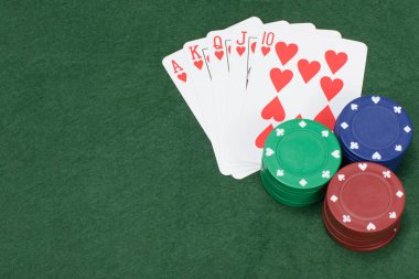 Renkli, yeşil, mavi ve kırmızı masada poker fişleri