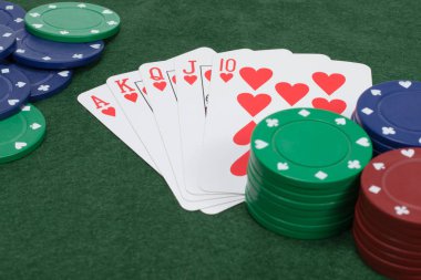 Beş oyun kağıdı floş gösterilen görünümü kapatın