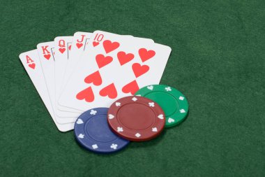 Kazanan bir poker oyunu oynarken