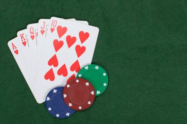 Poker ve kumar fişleri ile eli kazanan