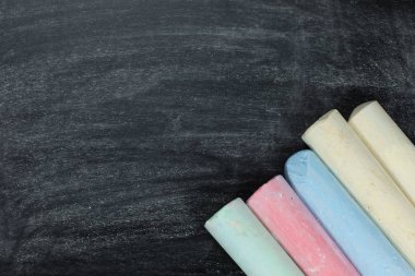 Bir sayfa veya kara tahta renkli tebeşir