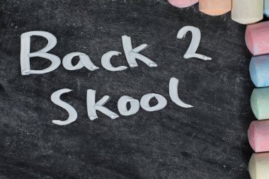 Geri 2 skool kavramı bir kayrak ve tebeşir