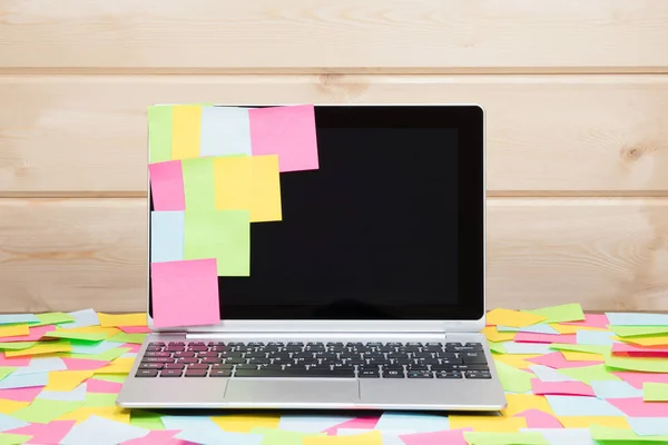 Notas coloridas coladas a uma tela de laptop — Fotografia de Stock