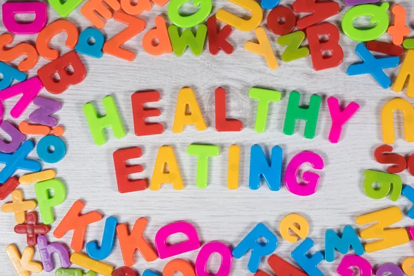 Magneet brieven maken de woorden gezond eten — Stockfoto