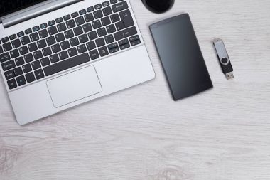 Smartphone ve usb sopa ile dizüstü Aeriel görünümü