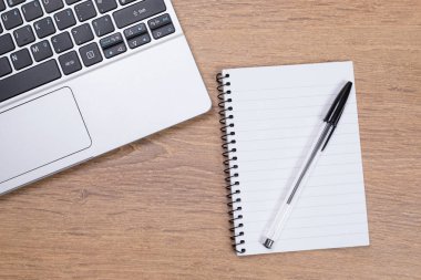 Noepad havadan görünümü bir dizüstü yanında kalemdeki