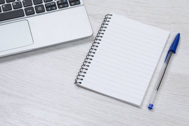 Boş not defteri ve kalem bir ofis masasında