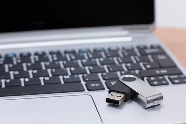 Ouvrir clé USB bâton de mémoire couché sur un ordinateur portable — Photo