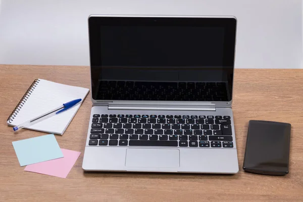 Estação de trabalho limpa em um escritório com laptop — Fotografia de Stock