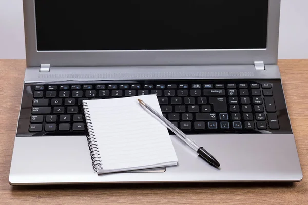 Abra o laptop com bloco de notas e caneta em branco — Fotografia de Stock