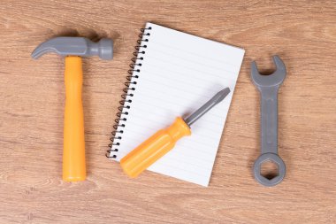 Oyuncak plastik araçlar boş not defteri üzerinde