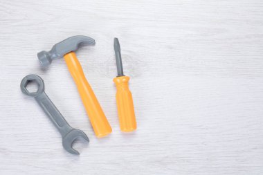 Plastik tornavida, İngiliz anahtarı ve çekiç