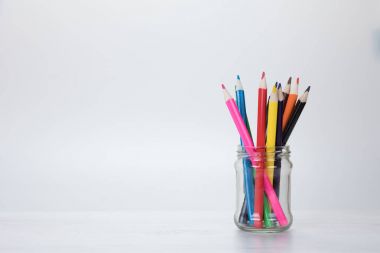 Renkli kurşun kalem boya kalemleri ile dolu cam kavanoz
