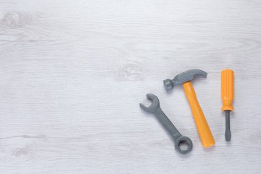 Beyaz desenli ahşap üzerine üç küçük el aletleri