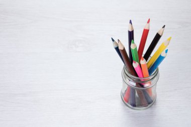 Renkli kalem boya kalemi bir cam kavanoza kümesi