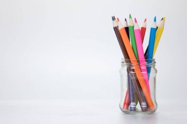 Çok renkli kalem boya kalemleri topluluğu