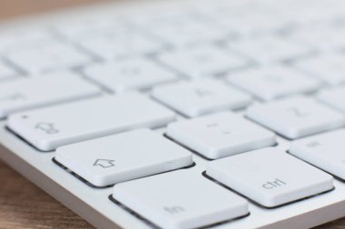 Ahşap masa üstünde klavye görünümünü yakın çekim