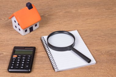 Üstünde tepe-in defter evin yanındaki büyüteç