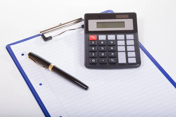 Calculadora, papel sobre comprimido e caneta — Fotografia de Stock