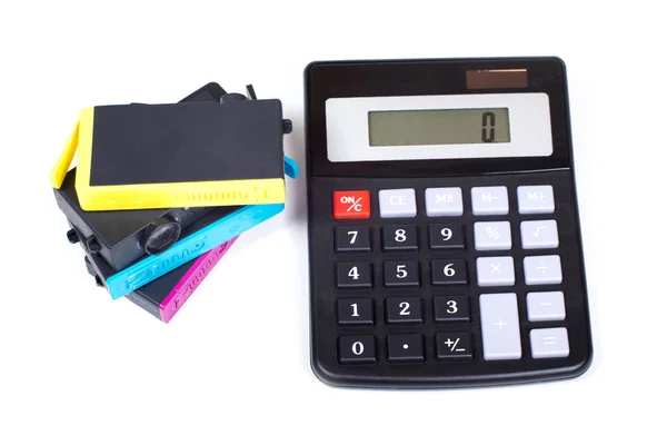 Jednoduchý kalkulátor a náplně do tiskáren — Stock fotografie