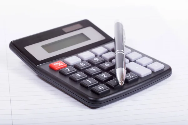 Calculadora e a caneta — Fotografia de Stock