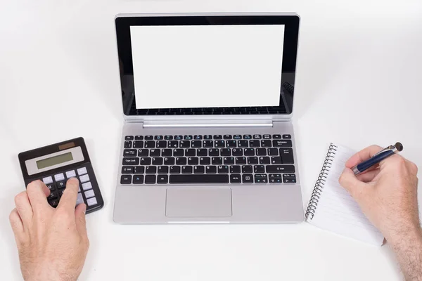 Mãos masculinas trabalhando com calculadora e laptop — Fotografia de Stock