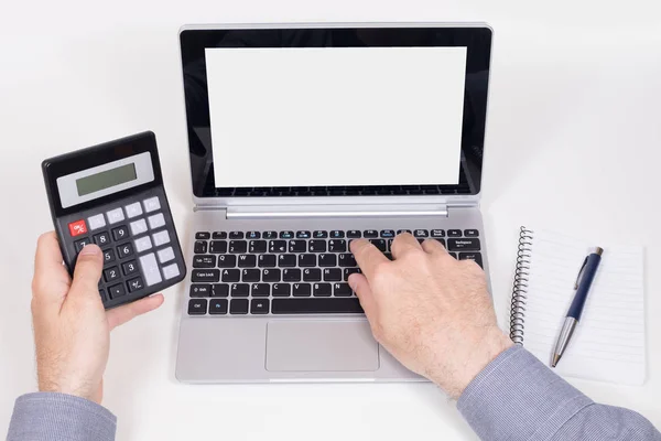 Homem trabalhando com calculadora e computador — Fotografia de Stock