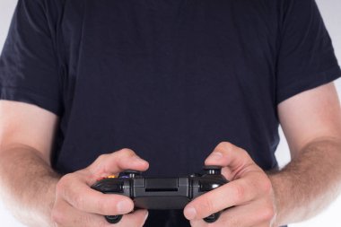 Adam siyah t-shirt iskambil video oyunları